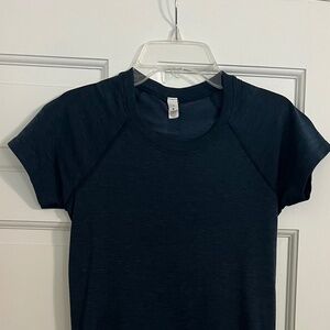 Lululemon Swiftly Tech Short-Sleeve Shirt 2.0 hip length, midnight blue, size 4